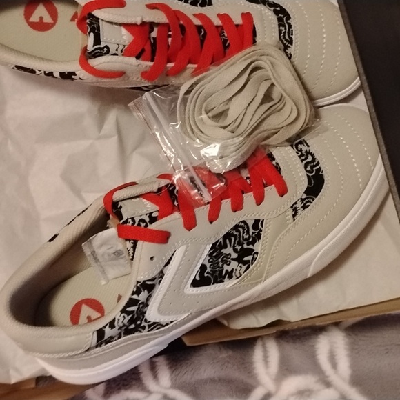 NWT  Men's Pair Of Airwalk Shoes In Original Box With Extra Color Laces - Picture 9 of 12